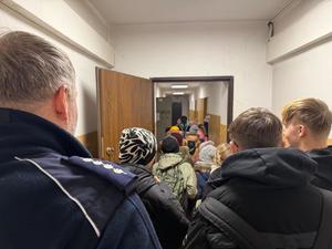 Na zdjęciu widać policjantów, zuchów i ich opiekunów podczas zwiedzania żorskiej komendy Policji.