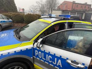 Na zdjęciu widać policjantów, zuchów i ich opiekunów podczas zwiedzania żorskiej komendy Policji.