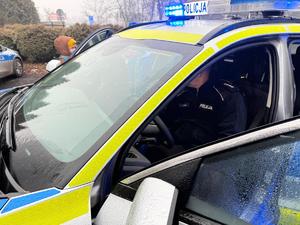 Na zdjęciu widać policjantów, zuchów i ich opiekunów podczas zwiedzania żorskiej komendy Policji.