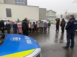 Na zdjęciu widać policjantów, zuchów i ich opiekunów podczas zwiedzania żorskiej komendy Policji.