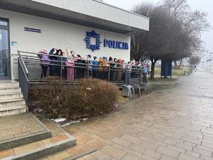Na zdjęciu widać policjantów, zuchów i ich opiekunów podczas zwiedzania żorskiej komendy Policji.