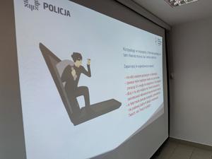 Na zdjęciu widać policjantów, zuchów i ich opiekunów podczas zwiedzania żorskiej komendy Policji.