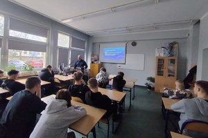 Na zdjęciu widać policjantów oraz uczniów zgromadzonych w sali lekcyjnej.