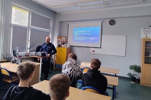 Na zdjęciu widać policjantów oraz uczniów zgromadzonych w sali lekcyjnej.