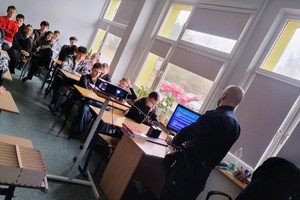 Na zdjęciu widać policjantów oraz uczniów zgromadzonych w sali lekcyjnej.