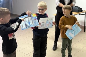 Na zdjęciu widać policjanta oraz przedszkolaki w trakcie profilaktycznych zajęć.