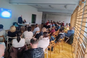 Na zdjęciu widać policjanta i nauczycieli podczas spotkania.