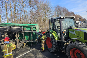Na zdjęciu widać miejsce zdarzenia drogowego z udziałem ciągnika rolniczego.