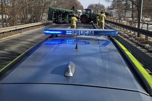 Na zdjęciu widać miejsce zdarzenia drogowego z udziałem ciągnika rolniczego.