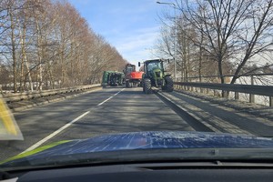 Na zdjęciu widać miejsce zdarzenia drogowego z udziałem ciągnika rolniczego.