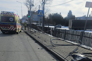 Na zdjęciu widać miejsce zdarzenia drogowego z udziałem Opla i Audi.