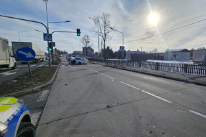 Na zdjęciu widać miejsce zdarzenia drogowego z udziałem Opla i Audi.