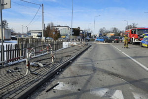 Na zdjęciu widać miejsce zdarzenia drogowego z udziałem Opla i Audi.