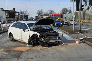 Na zdjęciu widać miejsce zdarzenia drogowego z udziałem Opla i Audi.
