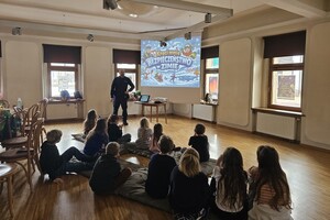 Na zdjęciu widać policjanta oraz uczestników półkolonii.