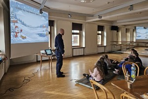 Na zdjęciu widać policjanta oraz uczestników półkolonii.