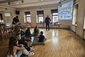 Na zdjęciu widać policjanta oraz uczestników półkolonii.