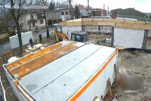 Na zdjęciu widać miejsce kradzieży oraz osoby w nią zaangażowane.