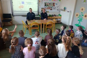 Na zdjęciu widać policjantów i dzieci.