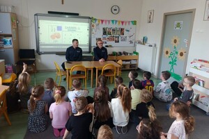 Na zdjęciu widać policjantów i dzieci.