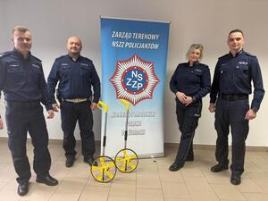 Na zdjęciu widać policjantów oraz przekazany sprzęt.
