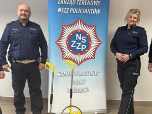 Na zdjęciu widać policjantów oraz przekazany sprzęt.