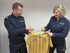 Na zdjęciu widać policjantów oraz przekazany sprzęt.