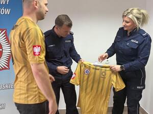 Na zdjęciu widać policjantów oraz przekazany sprzęt.