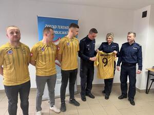 Na zdjęciu widać policjantów i przekazany sprzęt.