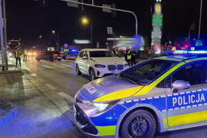 Na zdjęciu widać policjantów pracujących na miejscu zdarzenia drogowego.