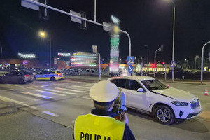 Na zdjęciu widać policjantów pracujących na miejscu zdarzenia drogowego.