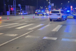 Na zdjęciu widać policjantów pracujących na miejscu zdarzenia drogowego.