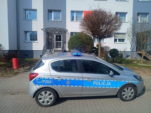 Na zdjęciu widać radiowóz a w tle blokowisko.