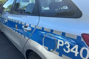 Na zdjęciu widać bok radiowozu.