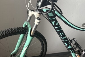 Na zdjęciu widać rower typu górskiego.