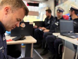 Na zdjęciu widać policjantów oraz uczestników akcji krwiodawstwa.