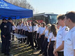 Na zdjęciu widać policjantów oraz uczestników akcji krwiodawstwa.