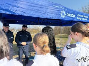 Na zdjęciu widać policjantów oraz uczestników akcji krwiodawstwa.