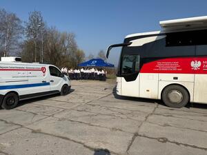 Na zdjęciu widać policjantów oraz uczestników akcji krwiodawstwa.