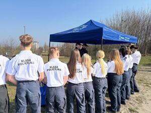 Na zdjęciu widać policjantów oraz uczestników akcji krwiodawstwa.