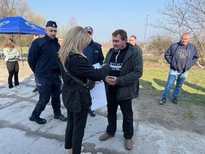 Na zdjęciu widać policjantów oraz uczestników akcji krwiodawstwa.