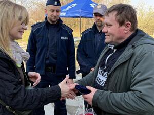 Na zdjęciu widać policjantów oraz uczestników akcji krwiodawstwa.