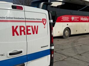 Na zdjęciu widać policjantów oraz uczestników akcji krwiodawstwa.