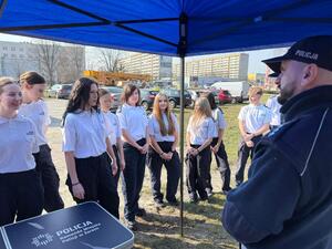 Na zdjęciu widać policjantów oraz uczestników akcji krwiodawstwa.