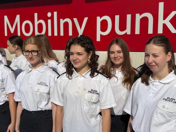 Na zdjęciu widać policjantów oraz uczestników akcji krwiodawstwa.