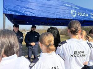 Na zdjęciu widać policjantów oraz uczestników akcji krwiodawstwa.