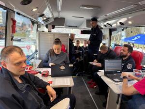 Na zdjęciu widać policjantów oraz uczestników akcji krwiodawstwa.