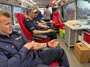 Na zdjęciu widać policjantów oraz uczestników akcji krwiodawstwa.