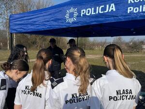 Na zdjęciu widać policjantów oraz uczestników akcji krwiodawstwa.