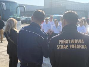 Na zdjęciu widać policjantów oraz uczestników akcji krwiodawstwa.